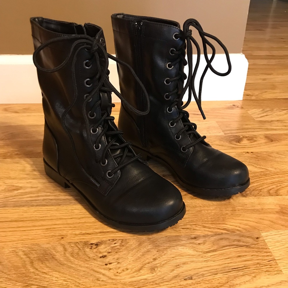 Safetstep boots Women’s zip up side. Size 5 1/2